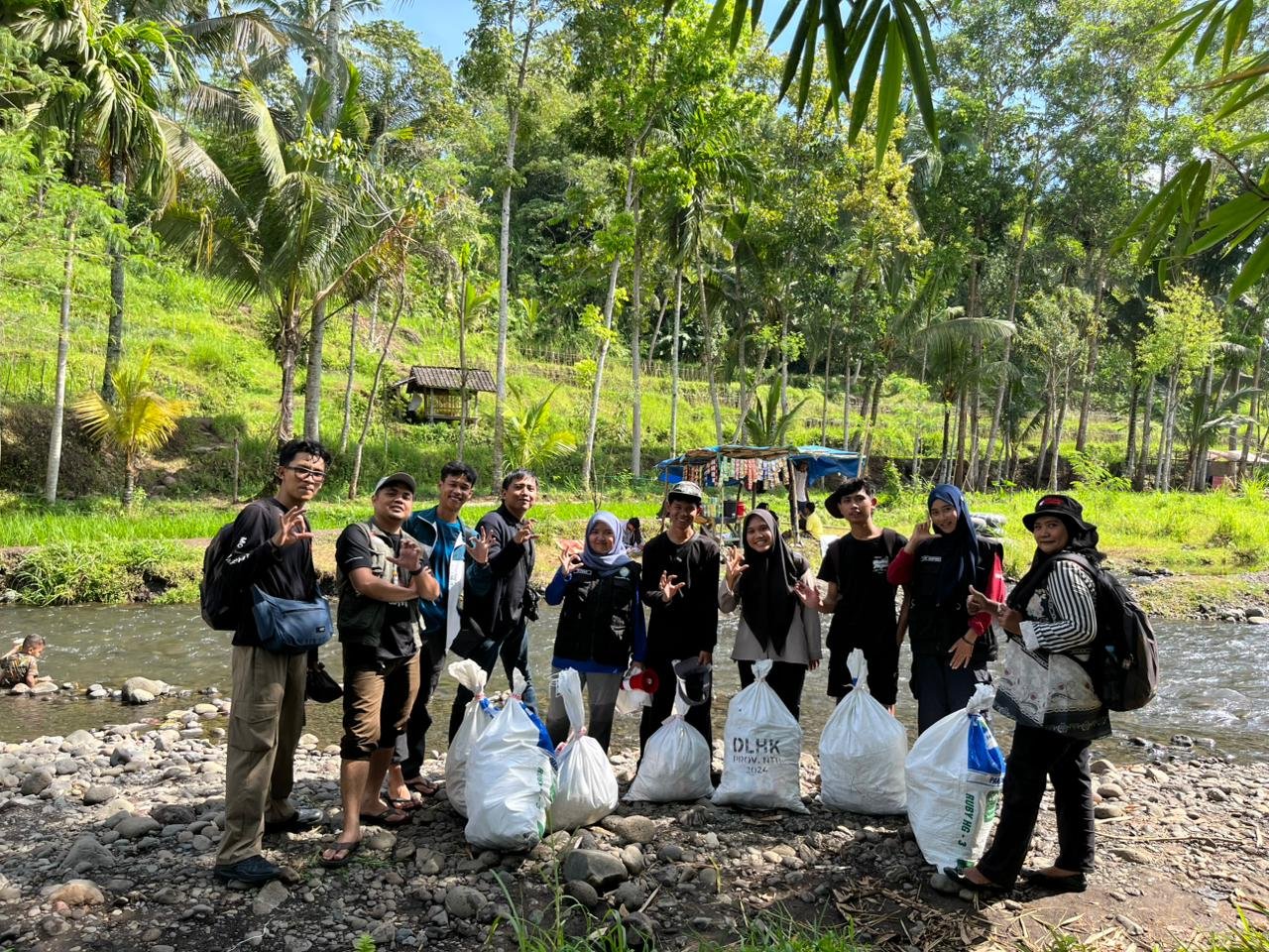 Geopark Rinjani-Komunitas Kolaborasi Bersihkan Sungai Lenek pada Hari Bumi dan APGN Week